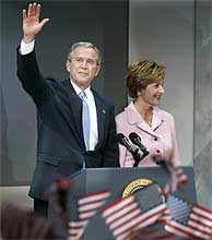 Bush saluda a sus simpatizantes, junto a su esposa Laura. (Reuters) MS FOTOS