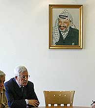 Abu Mazen mira la silla de Arafat, vacía, en la reunión de la OLP. (AFP)