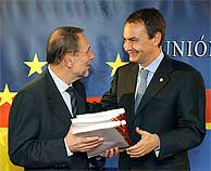 Rodrguez Zapatero entrega a Solana las cuatros versiones de la Constitucin. (EFE)