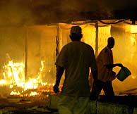 Una librera francesa arde en la ciudad marfilea de Abiyn. (AFP)