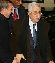 Mahmud Abbas a la llegada del hotel en el que se van a hospedar los lderes palestinos en Pars. (AFP)
