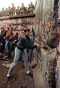 Un berlins del Este golpea con una maza el Muro, en 1989. (REUTERS)