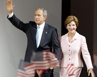 El presidente y su esposa tras la reeleccin (GARY HERSHORN)