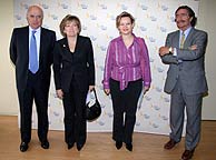 Mara J. San Segundo, Leire Pajn, Francisco Gonzlez y Miguel de la Quadra durante la presenacin. (EFE)