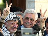 Arafat, junto a Abu Mazen, en una foto de archivo. (Foto: EFE)