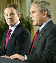 Tony Blair (izda.) y George W. Bush, en la Casa Blanca. (REUTERS)