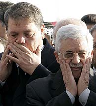 Abu Mazen, nuevo lder de la OLP, y Rauhi Fatu, presidente de la AN, rezan hoy ante la tumba de Arafat. (REUTERS)