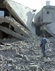 Un hombre contempla la destruccin de uno de los barrios de la ciudad. (REUTERS)