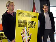 Permach y Otegi, con el cartel del acto de hoy. (AFP)