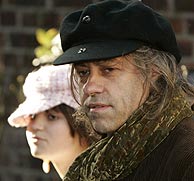 Bob Geldof y su hija, al llegar al estudio donde se graba el disco. (REUTERS)