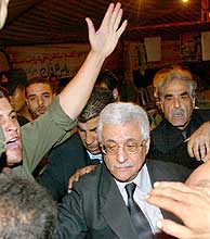Abu Mazen, a su salida de la jaima donde se produjo el tiroteo. (AFP)