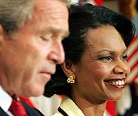 Condoleezza Rice y Bush durante el anuncio del nombramiento. (AP)
