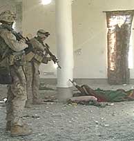 Los marines apuntan al iraquí herido antes de rematarlo en una mezquita de Faluya. (Reuters)