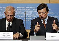Barroso (i.) junto a Borrell, durante una rueda de prensa posterior a la sesin del Parlamento Europeo. (AFP)