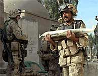 Un militar iraqu transporta material militar en Faluya. (AFP)