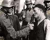 Fotografa del museo donde un soldado de la SS corta la barba a un prisionero judo en un campo de concentracin en Polonia.