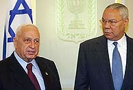 Colin Powell posa junto a Ariel Sharon. (Foto: AFP)