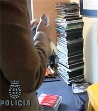 La Polica se ha incautado de miles de discos compactos y DVD. (EFE)