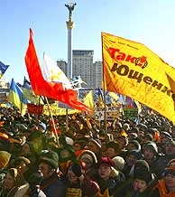 Miles de personas se manifiestan en Kiev. (AP)