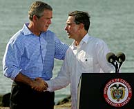 Bush y Uribe, durante la conferencia de prensa del lunes en Cartagena de Indias. (Foto: REUTERS)