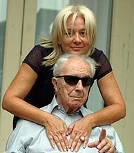El director italiano y su esposa, en una imagen de archivo. (Foto: AP)