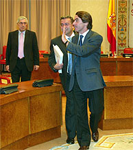 Aznar se despide tras declarar ante la comisin del 11-M. (Javi Martnez)
