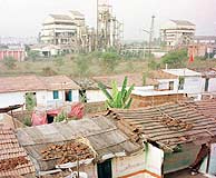 Imagen de la fbrica de Bhopal que caus la tragedia hace 20 aos. (AP)