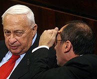 Sharon habla con su ministro de Exteriores, Silvan Shalom. (AFP)