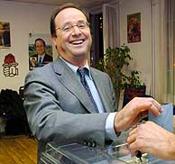 Franois Hollande deposita su voto en el referndum interno del Partido Socialista francs. (Foto: AP)
