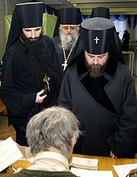 Unos ortodoxos hacen cola para votar el pasado 21 de noviembre. (Foto: REUTERS)