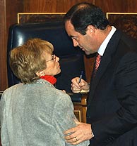 Bono y Fernández de la Vega, durante el pleno del Congreso. (Foto: EFE)