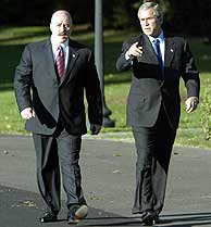 Bernard Kerik, junto a George W. Bush, en una imagen de archivo. (Foto: AP)