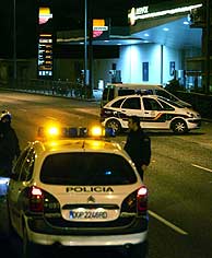 Dos coches de Polica junto a la gasolinera de la crta. de Extremadura. (Foto: AFP)