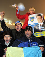 Un grupo de jvenes muestran su apoyo a Yanukovich tras el fallo del Supremo. ( Foto: AFP)