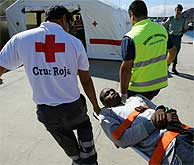Equipos de rescate trasladan a uno de los inmigrantes rescatados en Fuerteventura. (EFE)