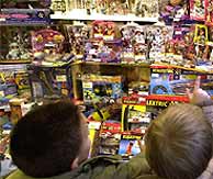 Dos nios miran juguetes en un comercio de Pamplona. (EM)