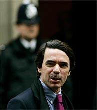 Aznar, a su llegada a Downing Street. (Foto: AP)