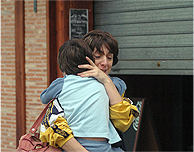 Una mujer abraza a su hijo junto a la cafetera 'El Peral' en Ciudad Real. (FOTO: EFE)