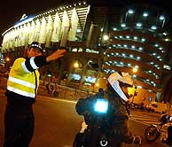 Agentes de policía, en los alrededores del estadio. (Foto: AP)