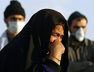 Una mujer llora ante una fosa comn de vctimas del terremoto. (Foto: AFP )