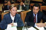 Alicia Castro y Eduardo Zaplana, del PP, en la comisin. (Foto: EFE)