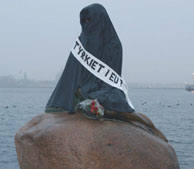 La sirenita de Copenhague, cubierta con un 'burka' en protesta por las posibles negociaciones con Turqua. (Foto: AFP)