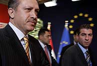 El primer ministro turco, a su llegada hoy al Consejo Europeo. (Foto: AFP)