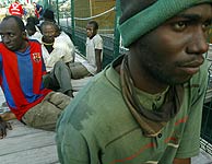 Inmigrantes subsaharianos detenidos tras naugragar su patera. (Foto: AFP)