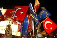 Banderas turcas y europeas recibieron a Erdogan en el aeropuerto de Estambul. (Foto: AFP)