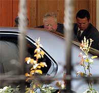 Pinochet abandona su residencia, en una imagen reciente. (Foto: REUTERS)