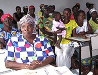 Mujeres angoleas formndose para ser matronas y prevenir el sida.