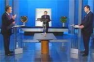 Yuschenko (izda.) y Yanukovich (dcha.), en el debate televisado. (Foto: AP)