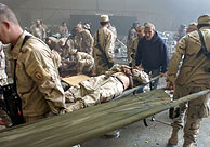 Soldados de EEUU atienden a los heridos tras el ataque. (AP)