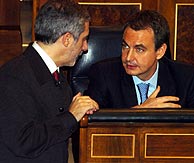 Zapatero charla con Llamazares durante el pleno. (Foto: Carlos Miralles)